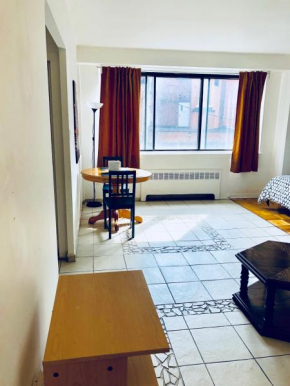 Stylish Montreal Apartment: Comfortable Stay in the Golden Square Mile